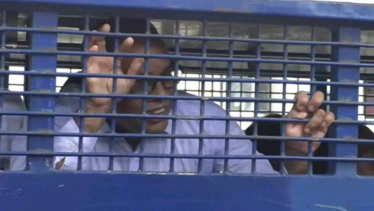 প্রিজন ভ্যানে আওয়ামী লীগপন্থি আইনজীবীরা