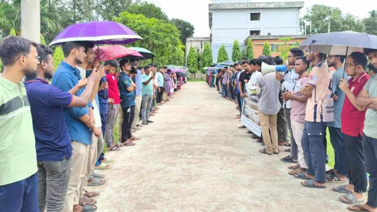 বিশ্ববিদ্যালয়ের একাডেমিক ভবন-২-এর সামনে মানববন্ধনে শিক্ষার্থীরা