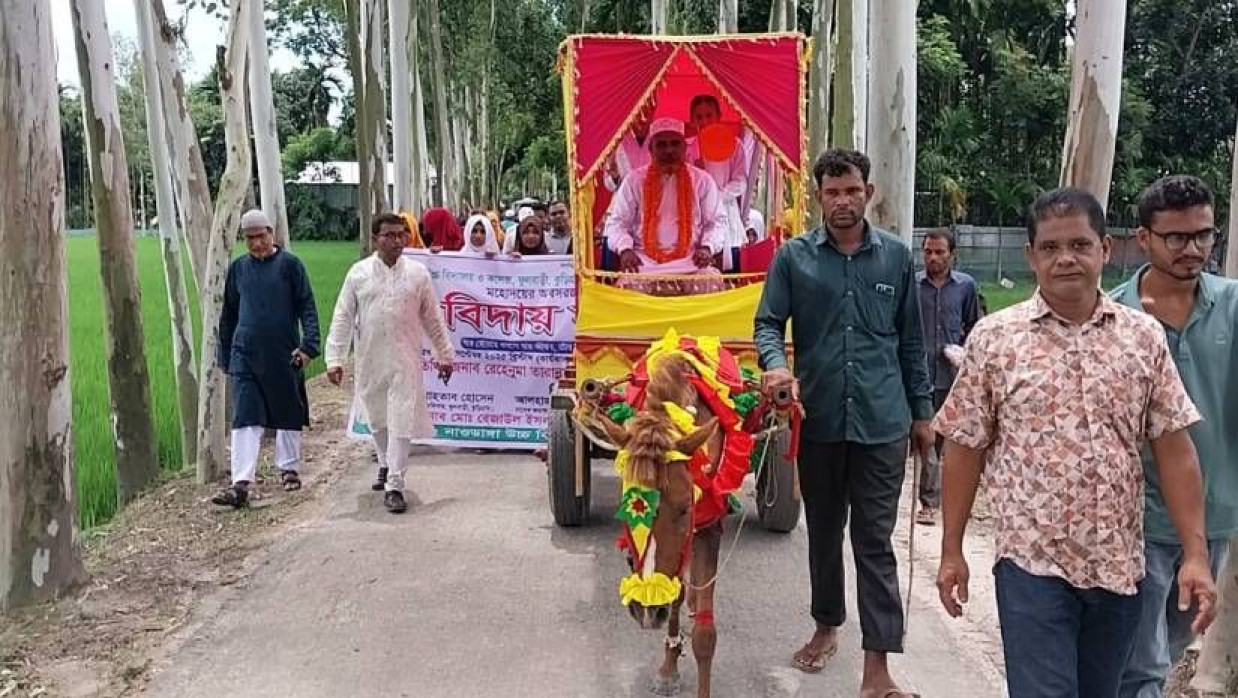 ঘোড়ার গাড়িতে চড়িয়ে শিক্ষক জাহাঙ্গীর আলমকে নিয়ে যাওয়া হচ্ছে