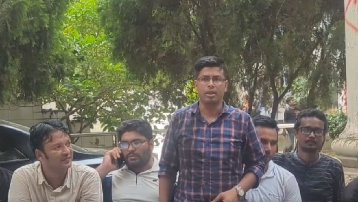 ভিসি ভবনের সামনে বক্তব্য দিচ্ছেন রবিউল আউয়াল,  বাম পাশে জবি ছাত্রদলের আহ্বায়ক ও সদস্য সচিব 