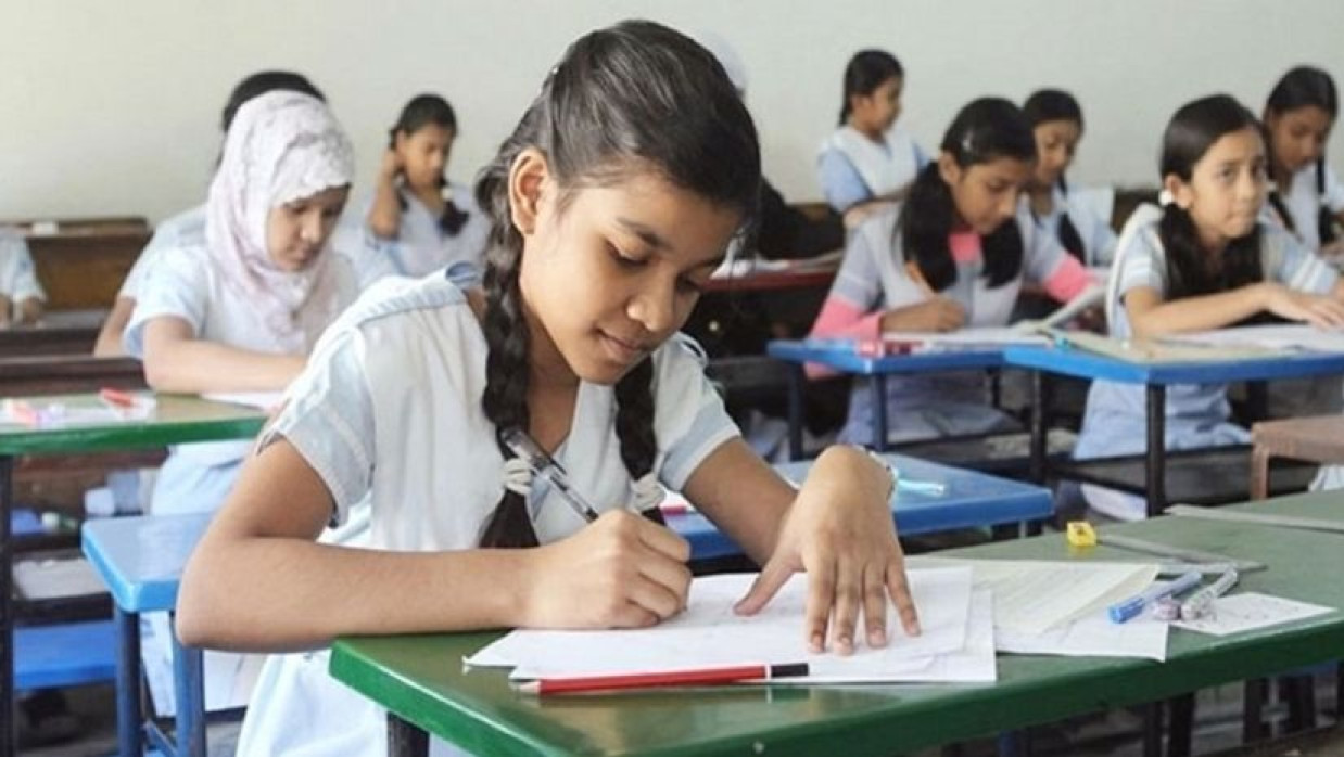 বৃত্তি পরীক্ষা দিচ্ছে শিক্ষার্থীরা