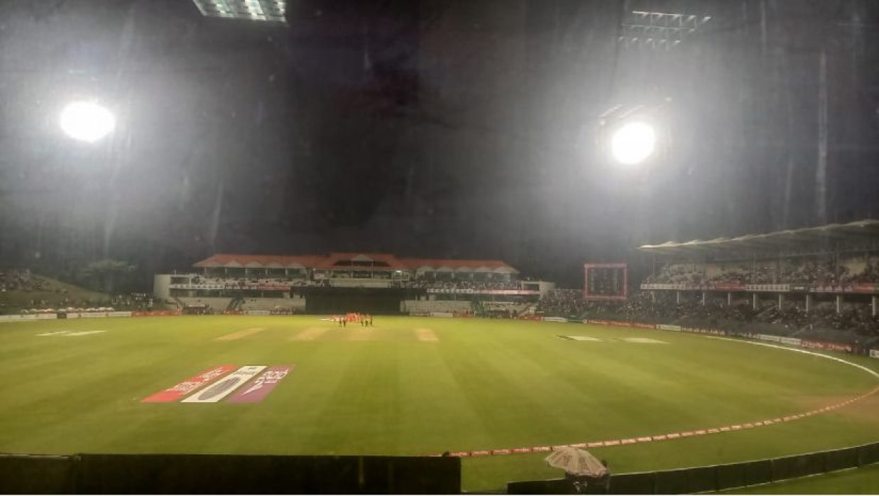 আকস্মিকভাবে নিভে যায় ফ্লাডলাইটের আলো