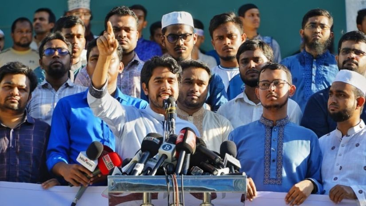 বিক্ষোভ সমাবেশে বক্তব্য দিচ্ছেন সিবগাতুল্লাহ