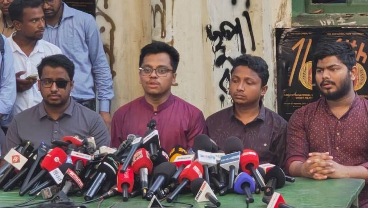 মধুর ক্যান্টিনে সংবাদ সম্মেলনে কথা বলছেন এস এম ফরহাদ