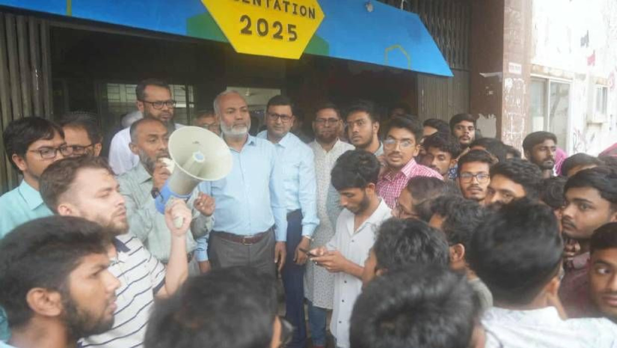 কম্বাইন্ড ডিগ্রির দাবিতে দীর্ঘদিন ধরে আন্দোলন করে আসছিলেন পবিপ্রবির শিক্ষার্থীরা