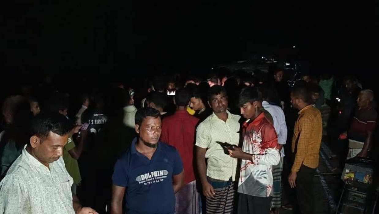 উপজেলার দিঘীরহাট এলাকার ব্র্যাক অফিসের সামনে বুড়িমারী-ঢাকা মহাসড় অবরোধ করেন স্থানীয় লোকজন