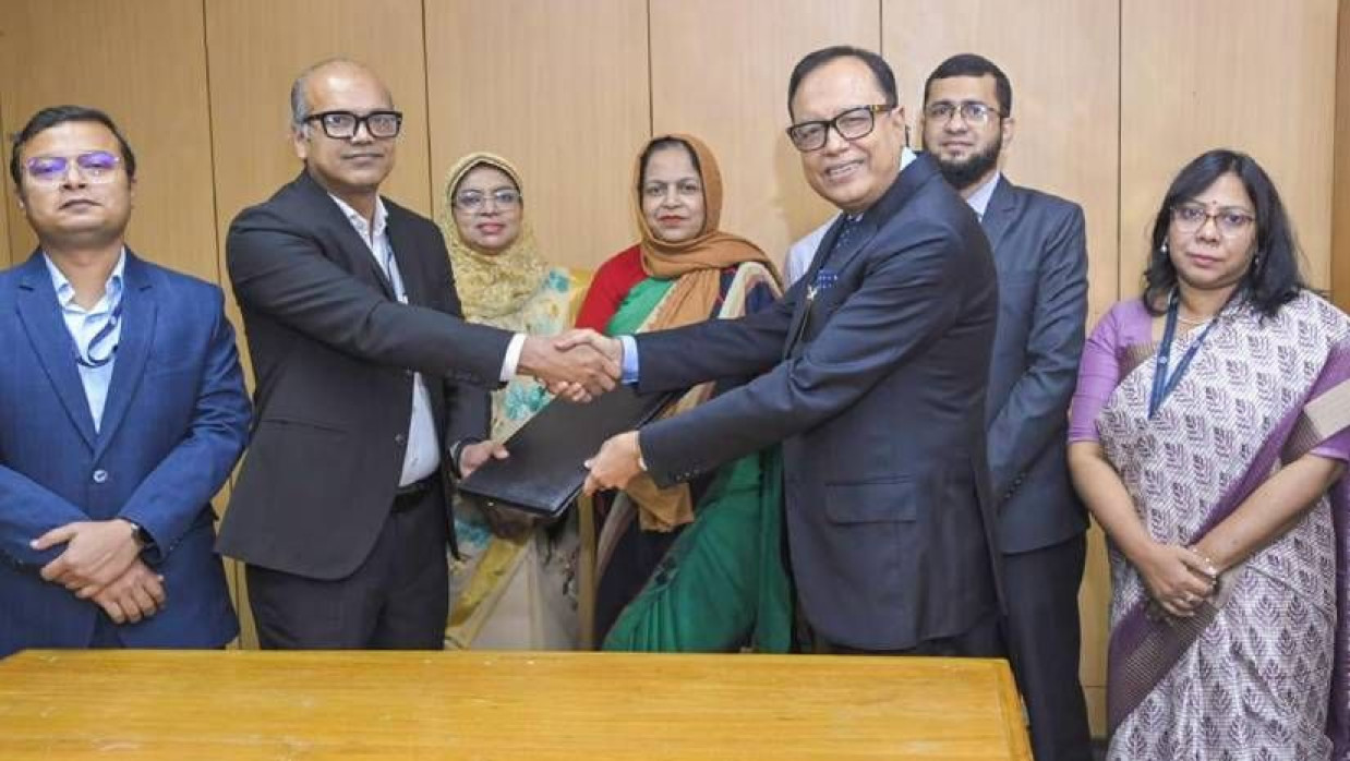 মার্কেন্টাইল ব্যাংকের ব্যবস্থাপনা পরিচালক মতিউল হাসান ও বাংলাদেশ ব্যাংকের অতিরিক্ত পরিচালক মোহাম্মদ মোস্তাফিজুর রহমান নিজ নিজ প্রতিষ্ঠানের পক্ষে চুক্তিতে স্বাক্ষর করেন