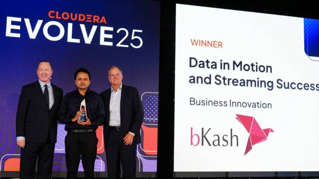 সিঙ্গাপুরের মেরিনা বে-তে বিকাশের পক্ষ থেকে প্রোডাক্ট ও টেকনোলজি ডিভিশনের ভাইস প্রেসিডেন্ট মো. মহিউদ্দিন ‘ডেটা ইমপ্যাক্ট অ্যাওয়ার্ড’ গ্রহণ করেন 