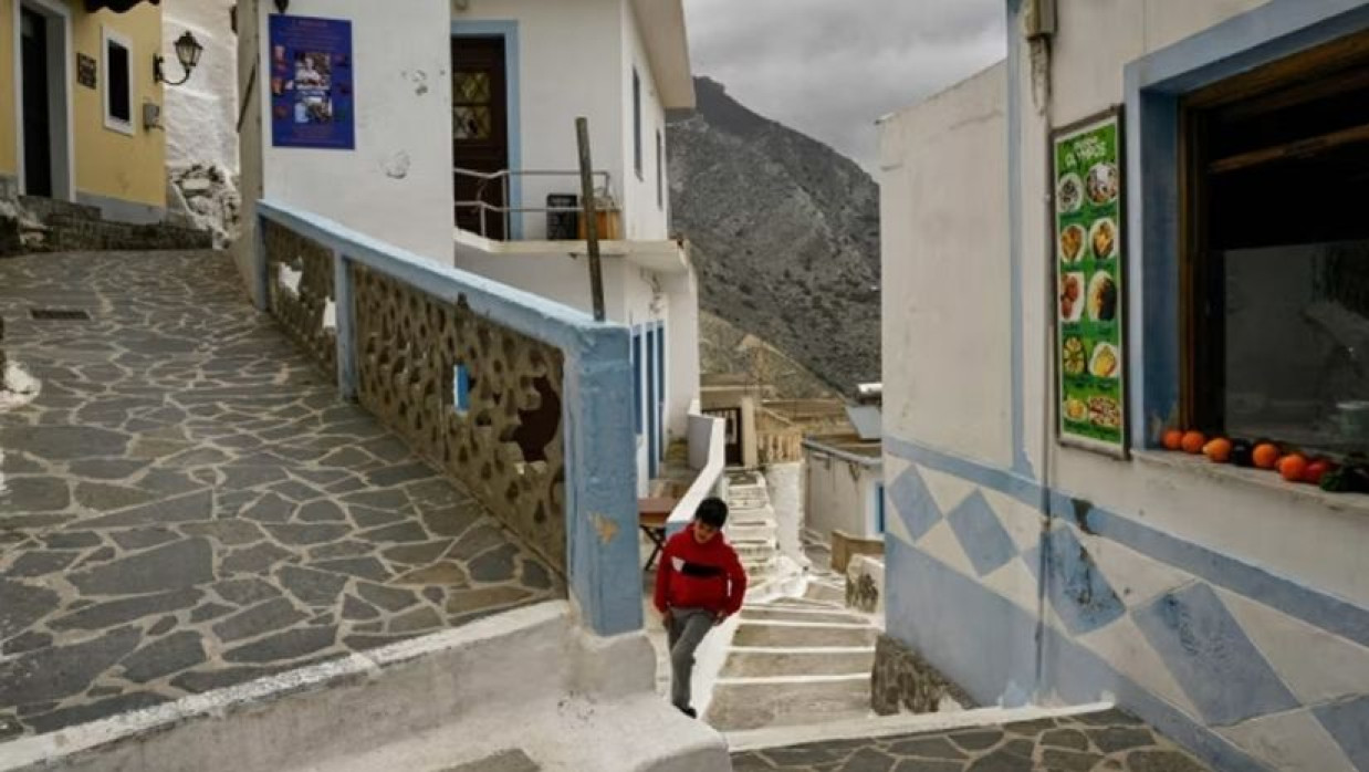 শিক্ষার্থী সংকটে গ্রিসে বন্ধ  ৭৬৬টি স্কুল