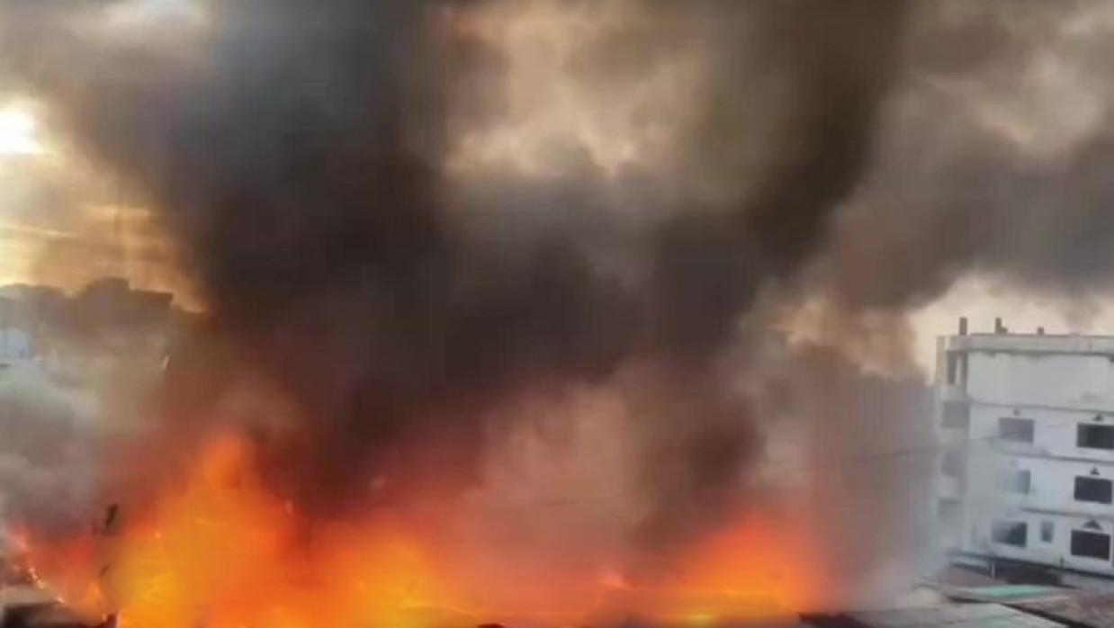 গাজীপুর চান্দনা চৌরাস্তার কাঁচাবাজারে আগুন