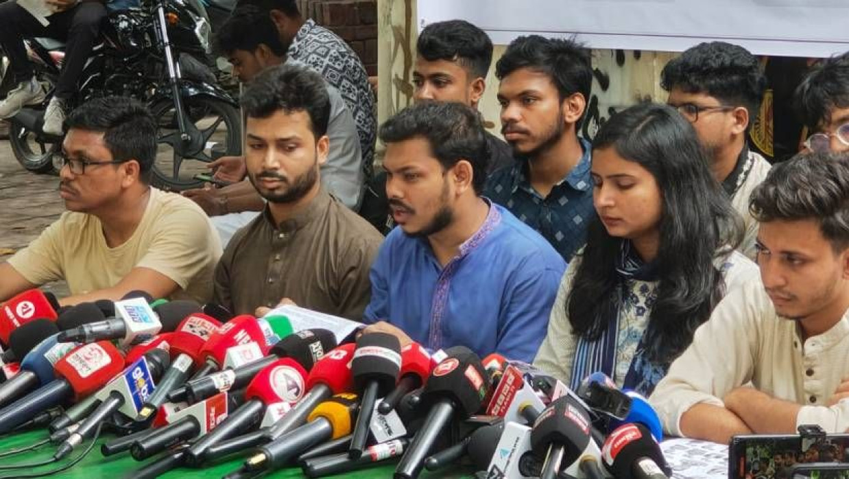 মধুর ক্যান্টিনে এক সংবাদ সম্মেলনে ইশতেহার ঘোষণা দেন প্যানেলের ভিপি পদপ্রার্থী বিন ইয়ামিন মোল্লা