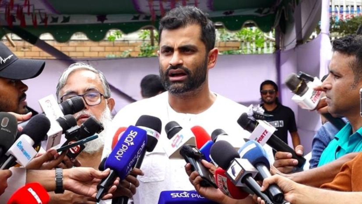 গণমাধ্যমকর্মীদের সঙ্গে কথা বলছেন তামিম ইকবাল