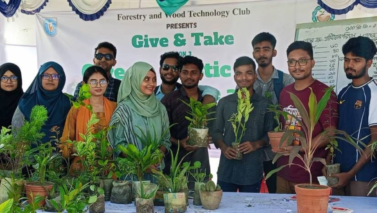ব্যবহৃত প্লাস্টিক বোতলের বিনিময়ে শিক্ষার্থীদের হাতে তুলে দেওয়া হয় গাছের চারা