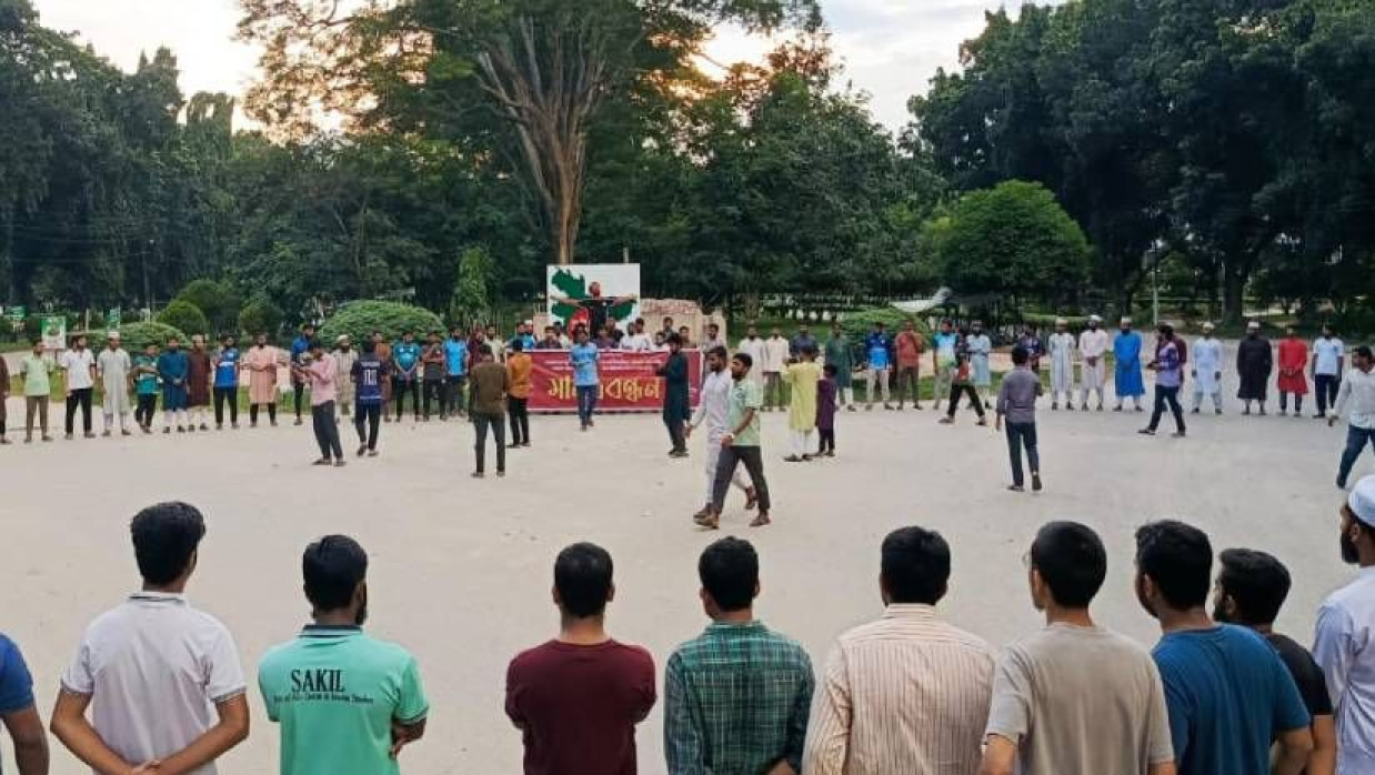 বিশ্ববিদ্যালয়ের মেইন গেটে এ মানববন্ধনের আয়োজন করেন ছাত্রশিবিরের নেতাকর্মীরা