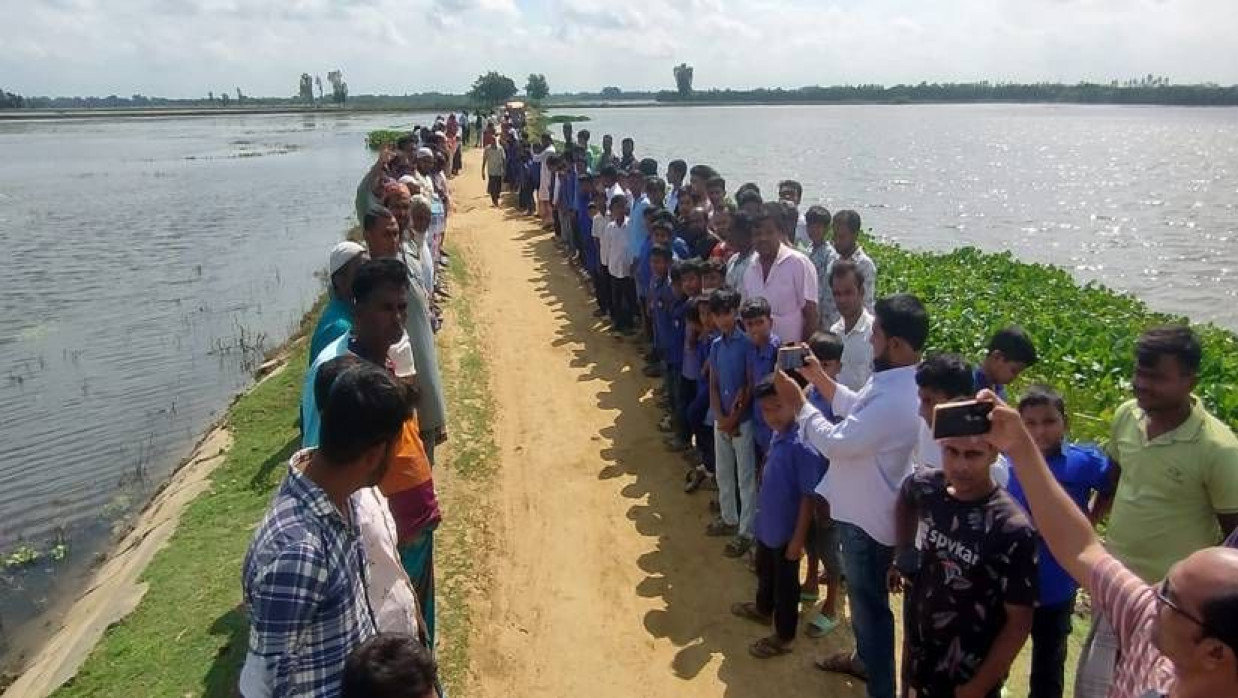 শিক্ষক, শিক্ষার্থী ও এলাকাবাসীর মানববন্ধন