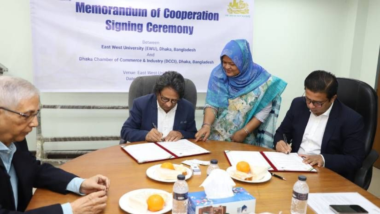 ইস্ট ওয়েস্ট ইউনিভার্সিটির উপাচার্য অধ্যাপক ড. শামস রহমান ও ঢাকা চেম্বারের সভাপতি তাসকীন আহমেদ নিজ নিজ প্রতিষ্ঠানের পক্ষে চুক্তিতে স্বাক্ষর করেন