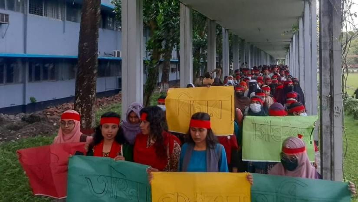 মুখে লাল কাপড় বেঁধে মৌন মিছিল করেন বাকৃবি শিক্ষার্থীরা