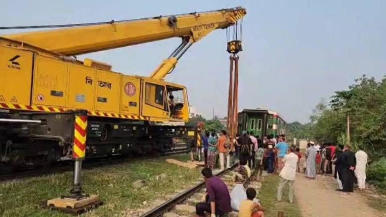 ট্রেনের লাইনচ্যুত বগি উদ্ধার করা হচ্ছে
