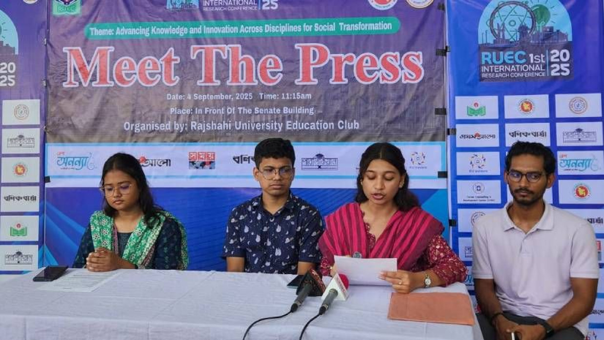 আয়োজন নিয়ে বিশ্ববিদ্যালয়ের সিনেট ভবনের পাশে সংবাদ সম্মেলন করা হয়