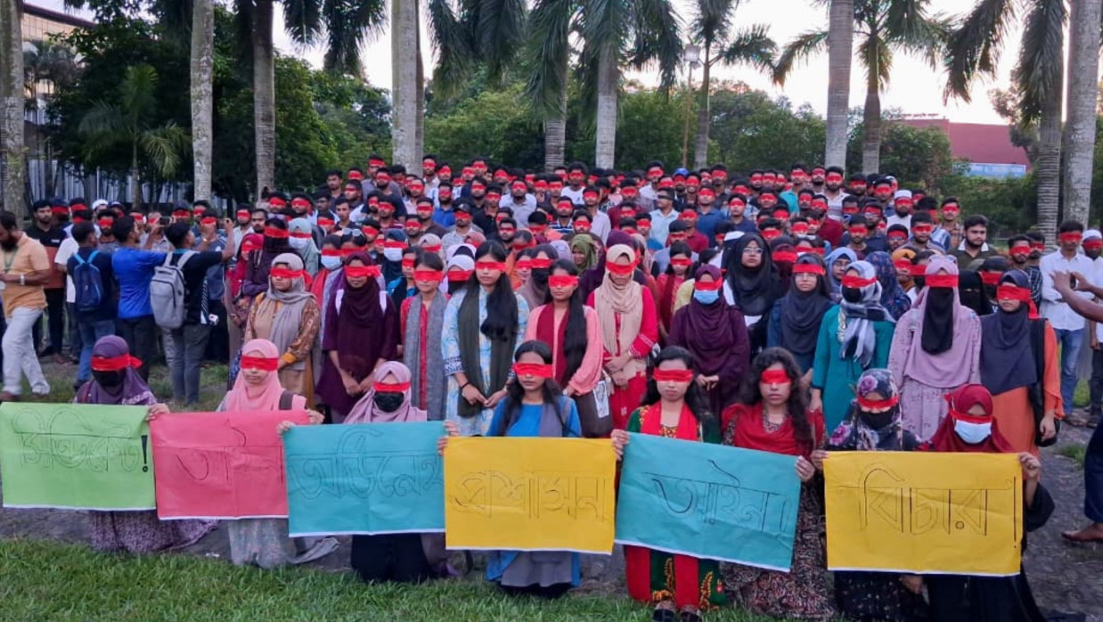 বাকৃবিতে মাথায় লাল কাপড় বেঁধে অবস্থান কর্মসূচি