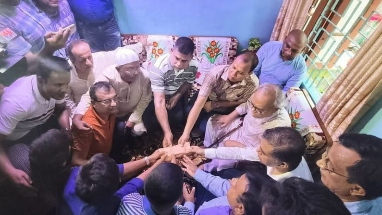 রুহুল কবির রিজভী শুভেচ্ছা উপহার তুলে দিচ্ছেন