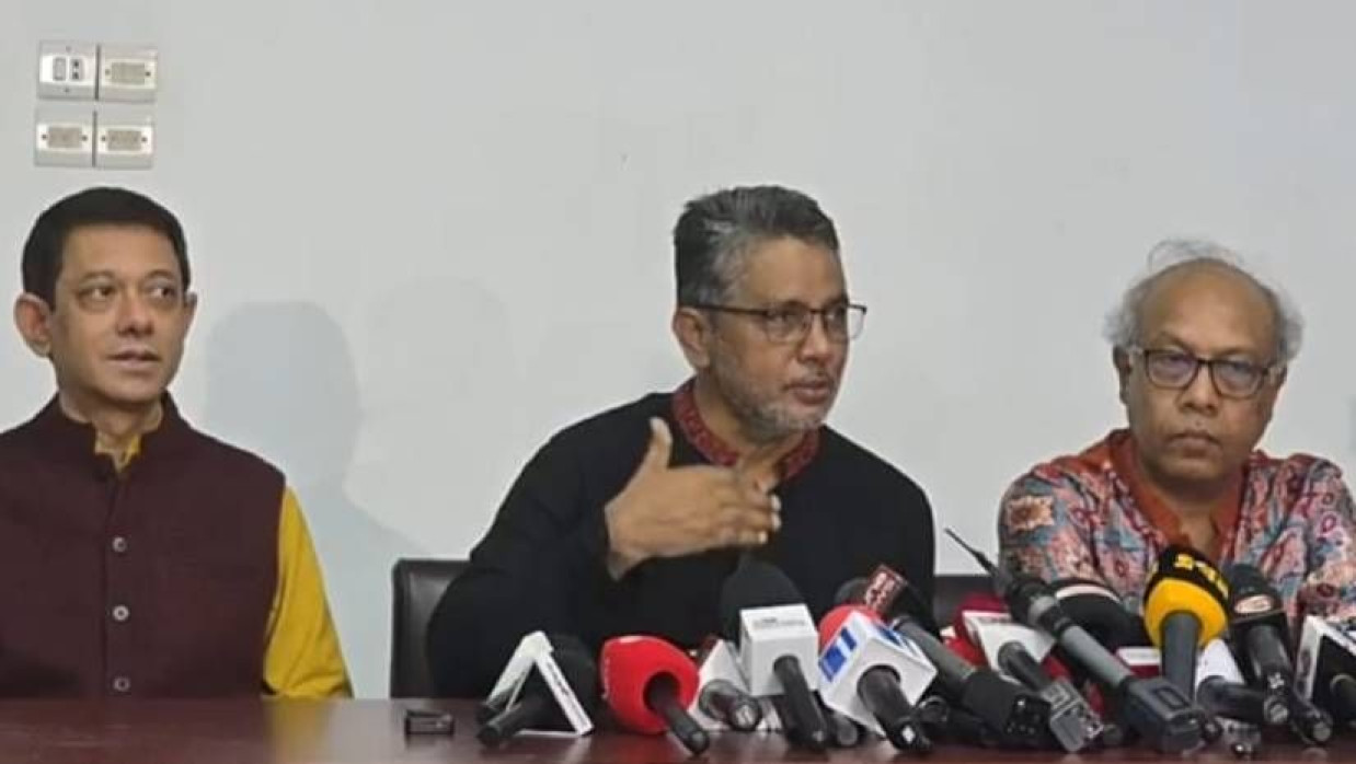 বিশ্ববিদ্যালয়ের সিনেটে ভবনে সংবাদ সম্মেলনে কথা বলছেন ডাকসুর প্রধান নির্বাচন কমিশনার অধ্যাপক ড. মোহাম্মদ জসীম উদ্দিন