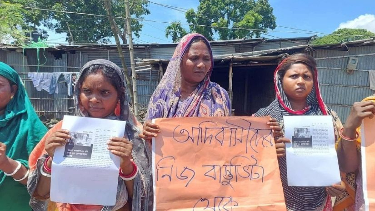 রাজশাহীতে পাহাড়ি সম্প্রদায়ের মানুষদের মানববন্ধন