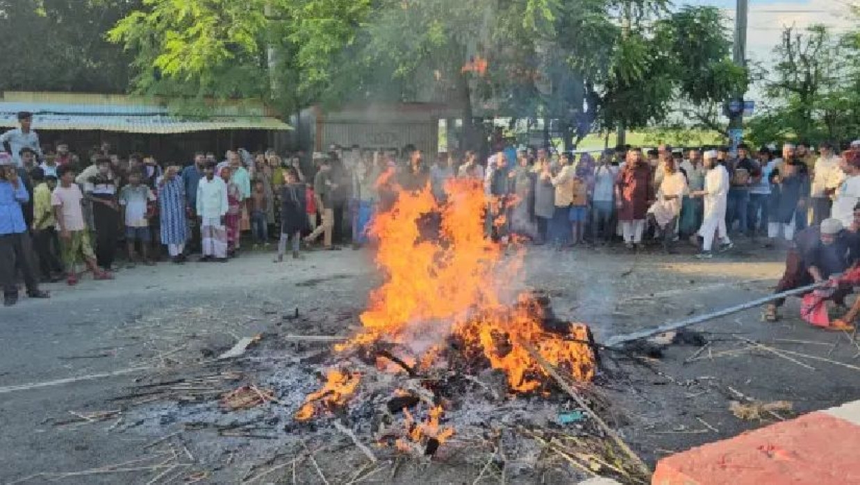 রাজবাড়ীতে কবর থেকে নুরুল হকের লাশ উত্তোলন করে পদ্মার মোড়ে অগ্নিসংযোগ
