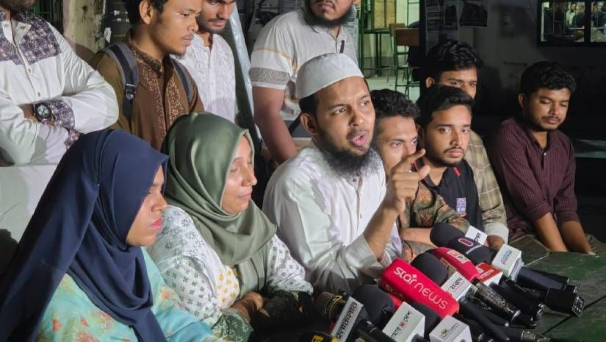 মধুর ক্যান্টিনে সংবাদ সম্মেলনে কথা বলছেন জামালুদ্দীন মুহাম্মদ খালিদ