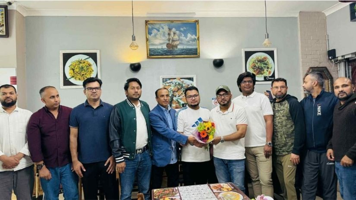 মতবিনিময় সভায় আল সাবাবীনকে ফুলের শুভেচ্ছা জানানো হয়