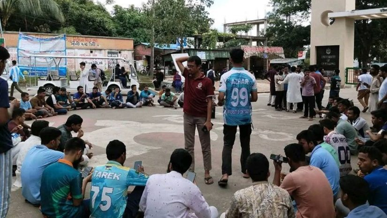 চবি ছাত্রীকে মারধরের প্রতিবাদে আন্দোলনে নেমেছিলেন শিক্ষার্থীরা
