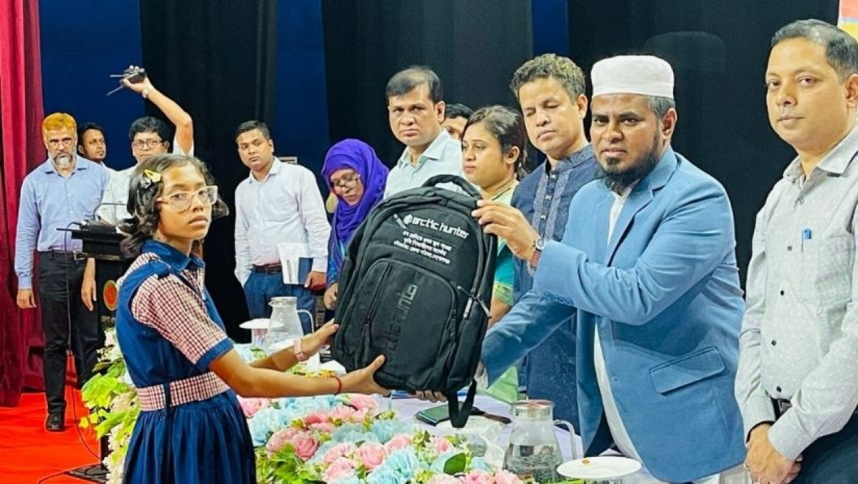  ৮৬৩ জন কৃতি শিক্ষার্থীকে সংবর্ধনা ও শিক্ষা উপকরণ প্রদান