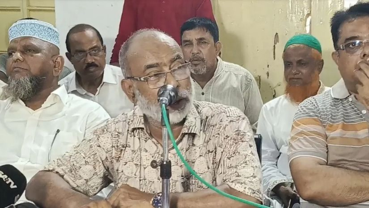 রংপুরে জাতীয় পার্টির দলীয় কার্যালয়ে সাংবাদিকদের সঙ্গে কথা বলেন দলটির কো-চেয়ারম্যান মোস্তাফিজার রহমান মোস্তফা