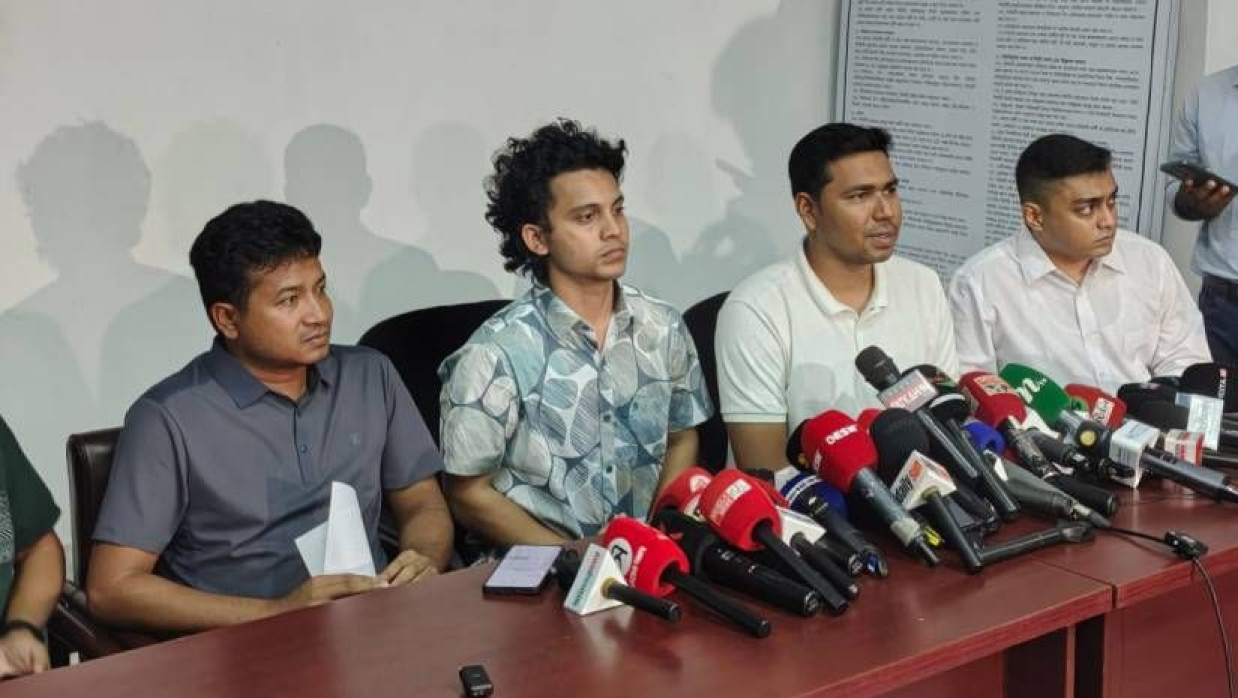 সংবাদ সম্মেলনে কথা বলছেন ঢাবি ছাত্রদলের নেতাকর্মীরা