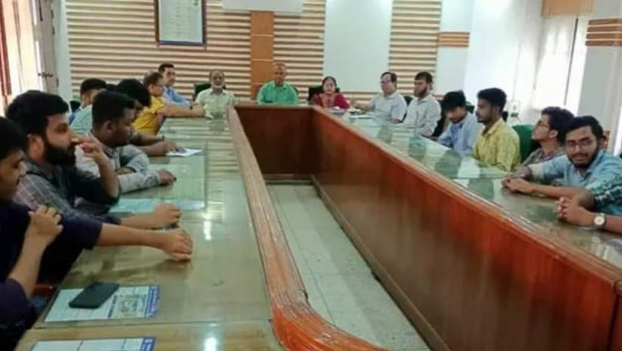 আন্দোলনকারীদের ১৫ জন প্রতিনিধির সঙ্গে বৈঠকে করেন শিক্ষকরা