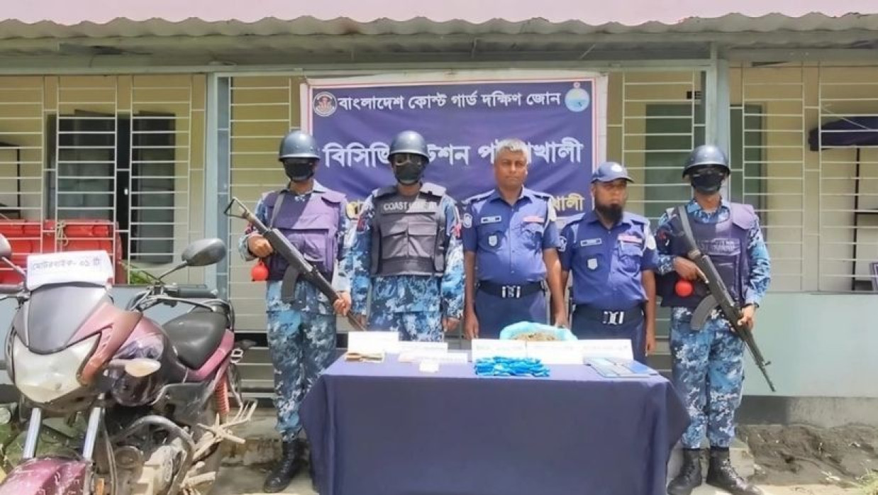 কোস্টগার্ড-পুলিশের যৌথ অভিযানে উদ্ধারকৃত মাদকদ্রব্য ও জাল নোট