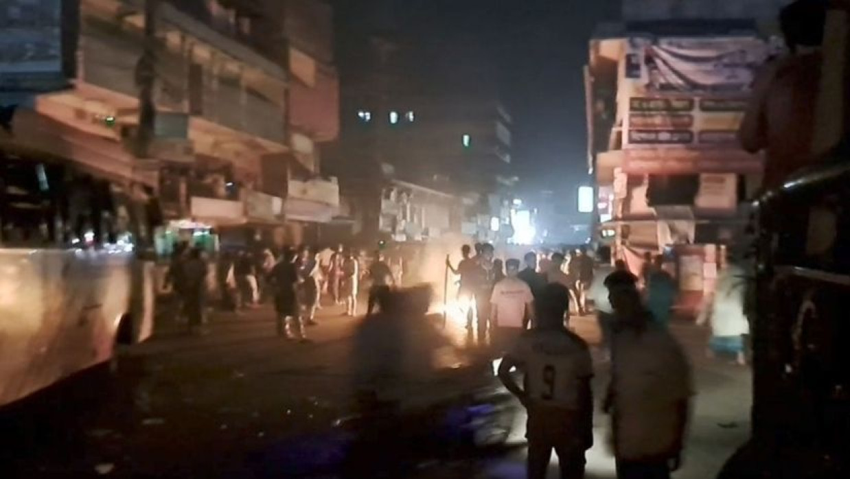 হাটহাজারীতে বিক্ষোভ করছেন জনতা