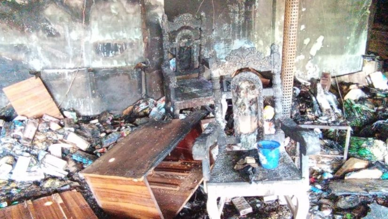 আগুনে পুড়ে ব্যবসা প্রতিষ্ঠান ছাই