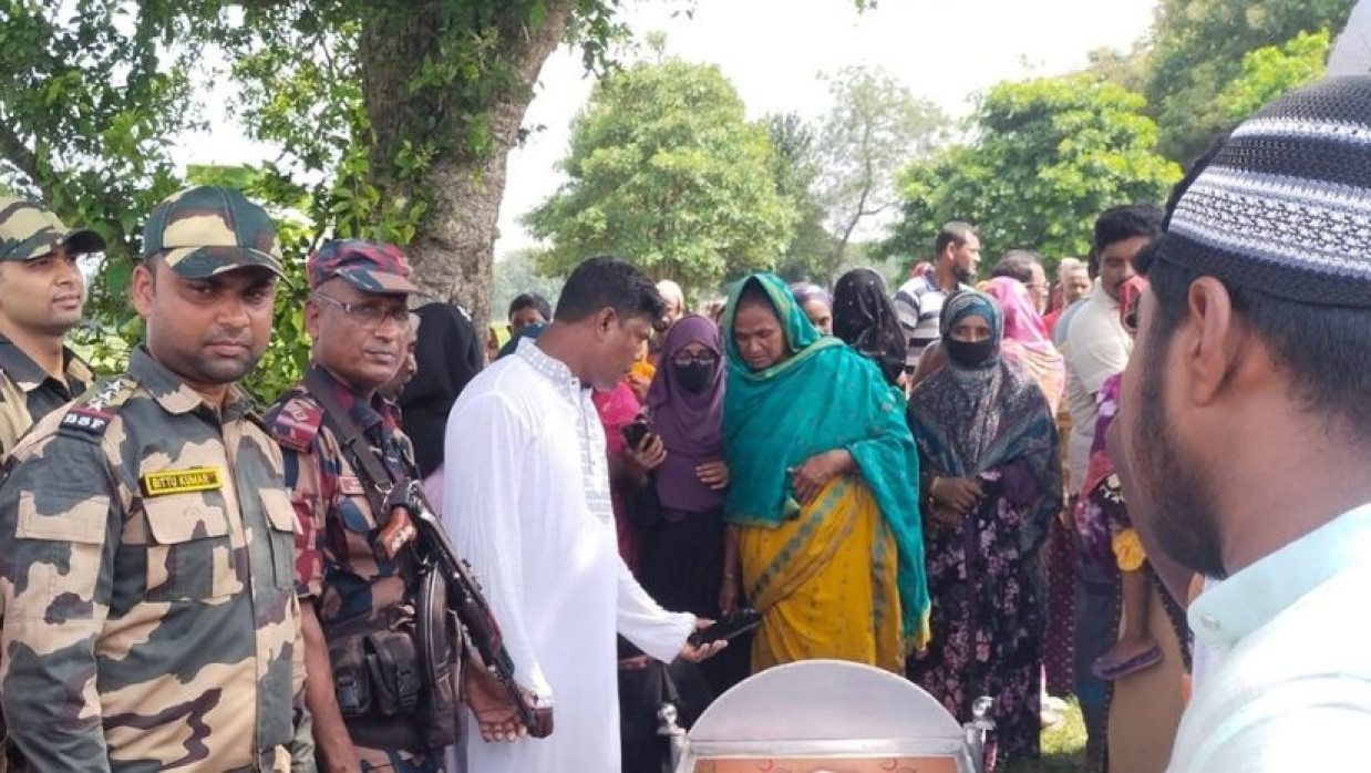 মৃত মাকে শেষবারের মত দেখার সুযোগ করে দিল বিজিবি