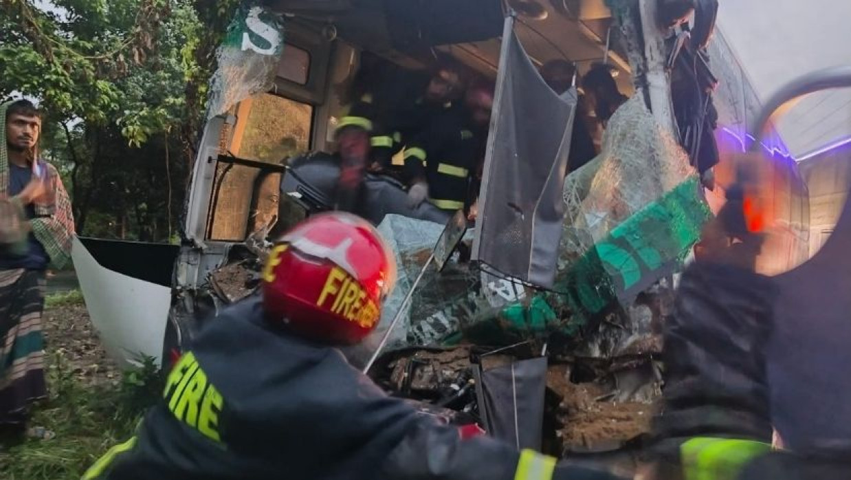 যাত্রীবাহী বাসের ধাক্কায় দুইজন নিহত