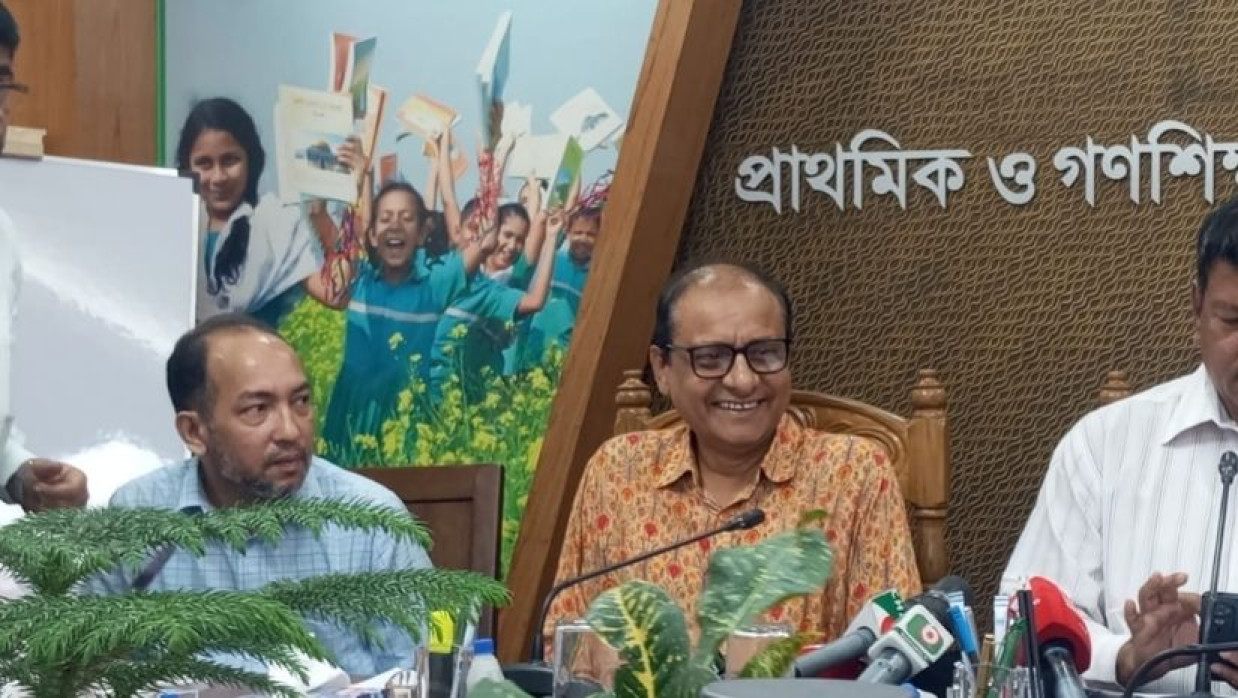 সংবাদ সম্মেলনে বক্তব্য রাখেন উপদেষ্টা অধ্যাপক ডা: বিধান রঞ্জন রায় পোদ্দার