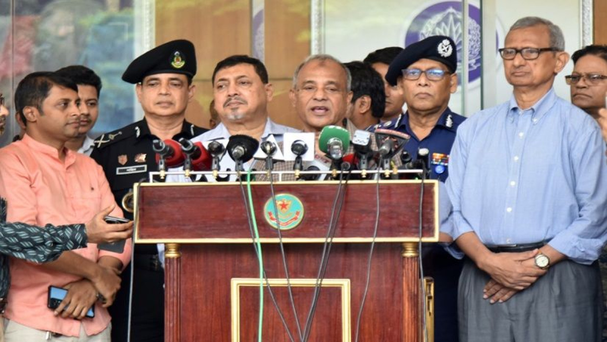 নির্বাচনী প্রশিক্ষণ অনুষ্ঠানে কথা বলছেন স্বরাষ্ট্র উপদেষ্টা লেফটেন্যান্ট জেনারেল (অব.) মো. জাহাঙ্গীর আলম চৌধুরী