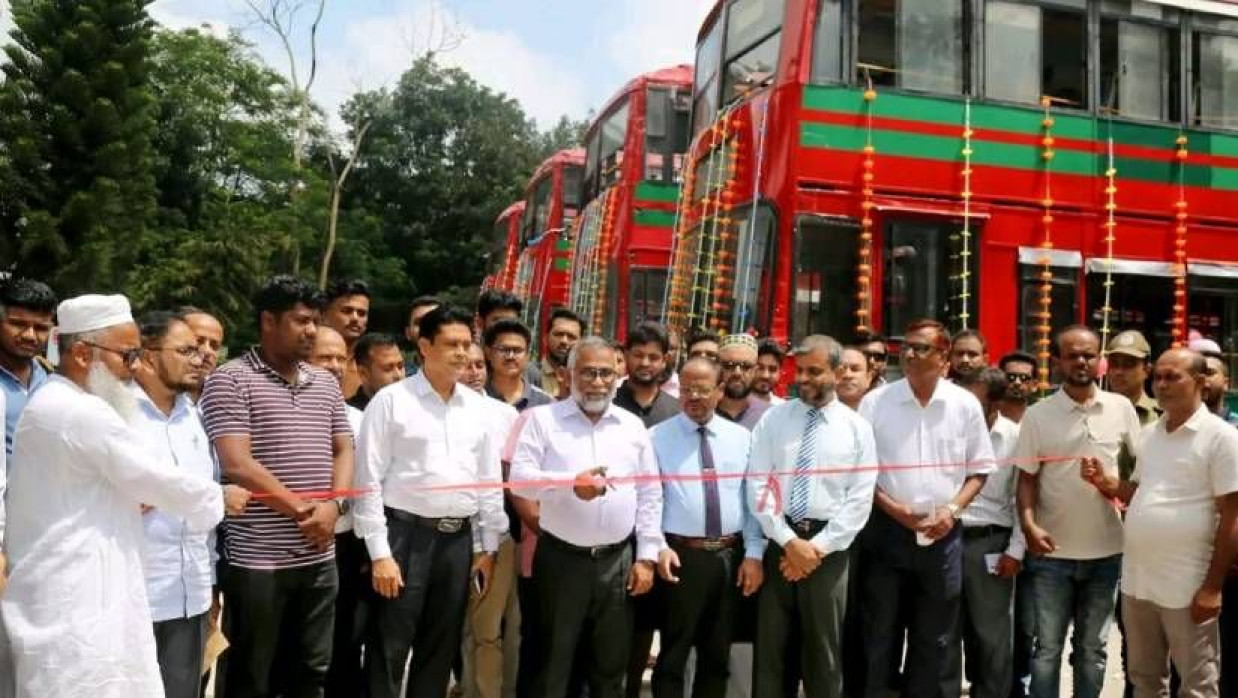 ক্যাম্পাসে গাড়িগুলো উদ্বোধন করেন উপাচার্য অধ্যাপক ড. নকীব মোহাম্মদ নসরুল্লাহ