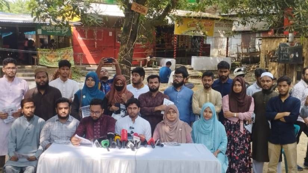 বিশ্ববিদ্যালয়ের বটতলা এলাকায় সংবাদ সম্মেলনে ইশতেহার ঘোষণা করেন ভিপি পদপ্রার্থী আরিফ উল্লাহ