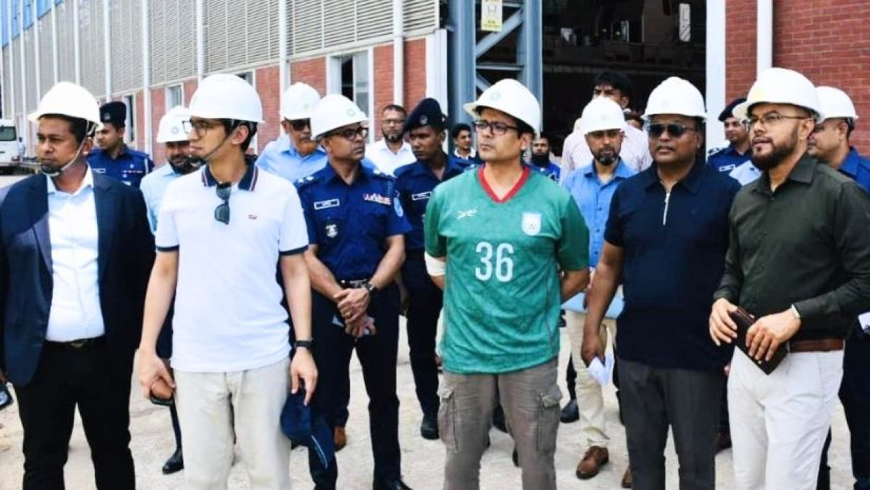 পানগাঁও অভ্যন্তরীণ টার্মিনাল পরিদর্শনকালে লুৎফে সিদ্দিকী