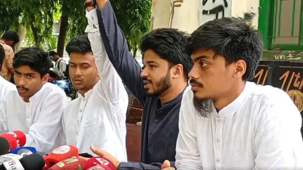 নির্বাচন থেকে সরে দাঁড়ানোর ঘোষণা দিয়ে সংবাদ সম্মলনে