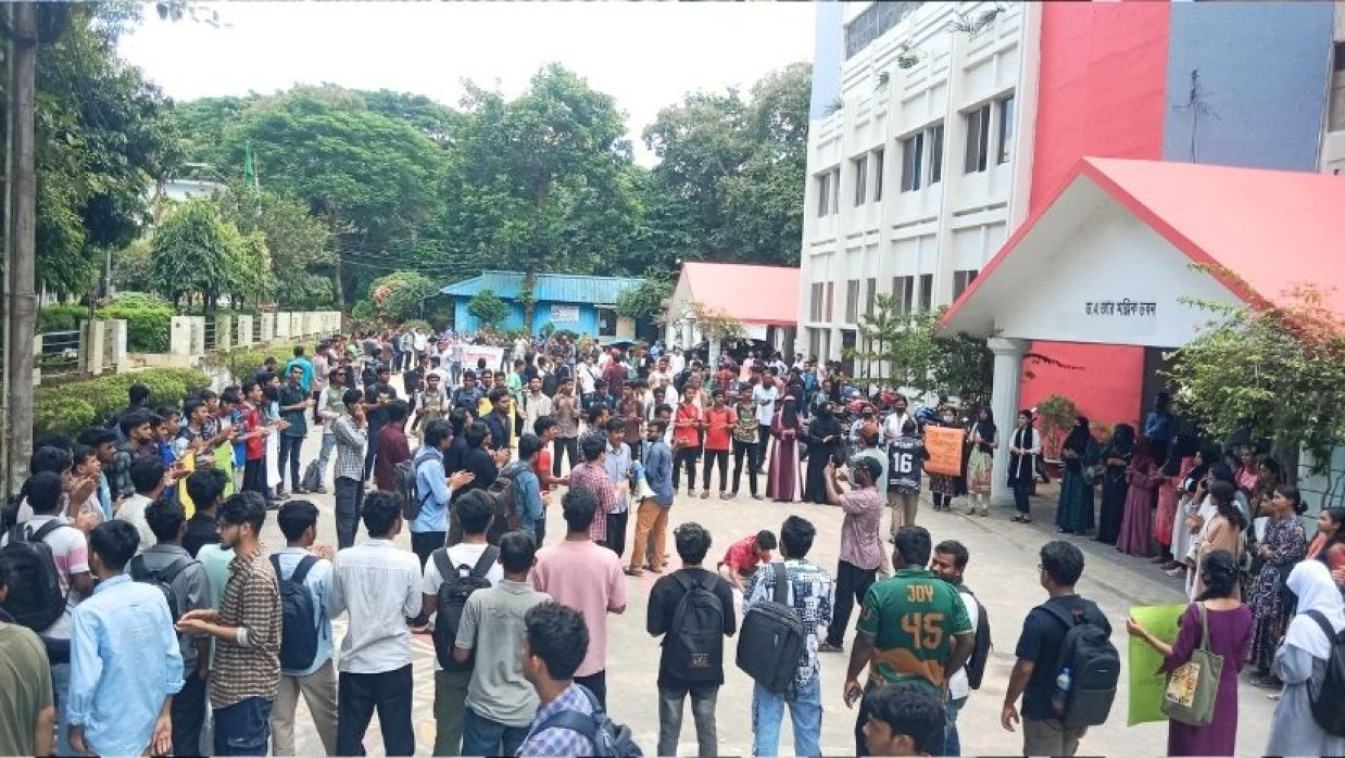 প্রক্টরিয়াল বডির পদত্যাগ ও সহকারী প্রক্টরকে লাঞ্ছনার প্রতিবাদে চার পক্ষের বিক্ষোভ