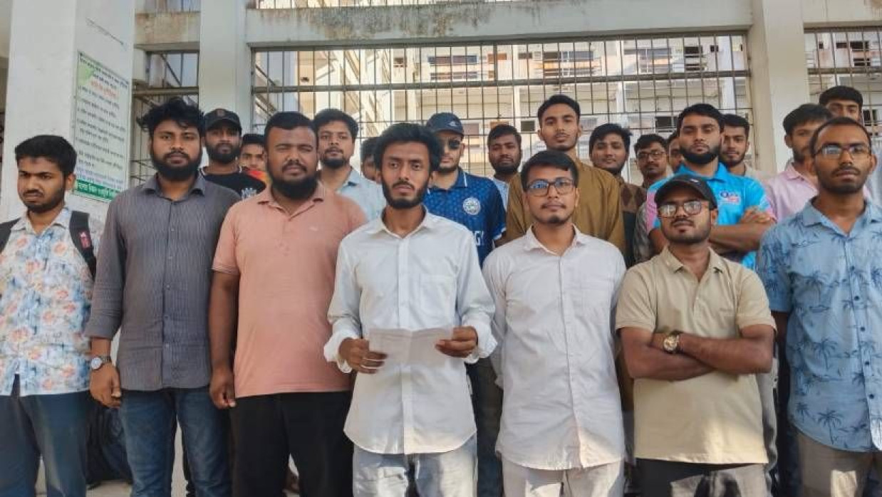 ৯ দফা দাবিতে উপাচার্যকে স্মারকলিপি দিয়েছের শিক্ষার্থীরা