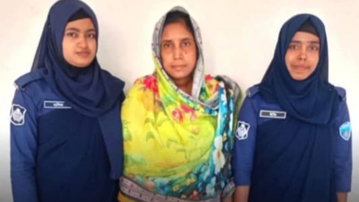 নারী আটক