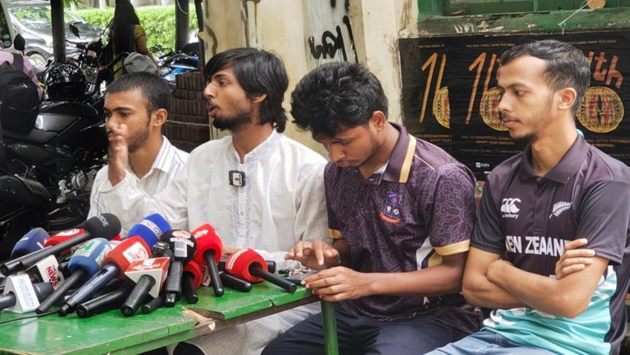 সংবাদ সম্মেলনে কথা বলছেন সাহিত্য ও সংস্কৃতি বিষয়ক সম্পাদক পদপ্রার্থী মুসাদ্দিক আলী ইবনে মোহাম্মদ